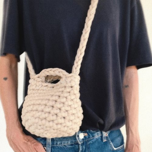 “Pebble” crochet clutch with crossbody strap crème